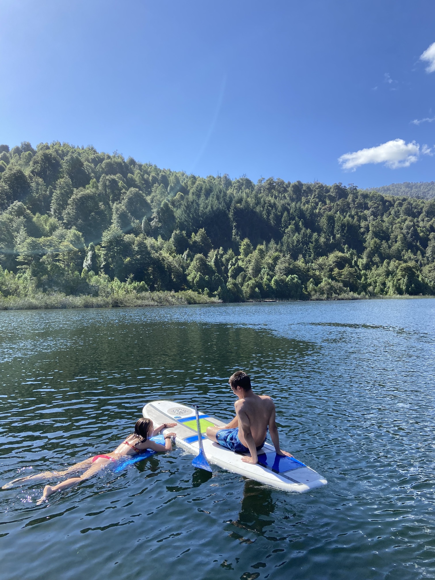 jovenes en medio del lago en bote aurora loft pucon