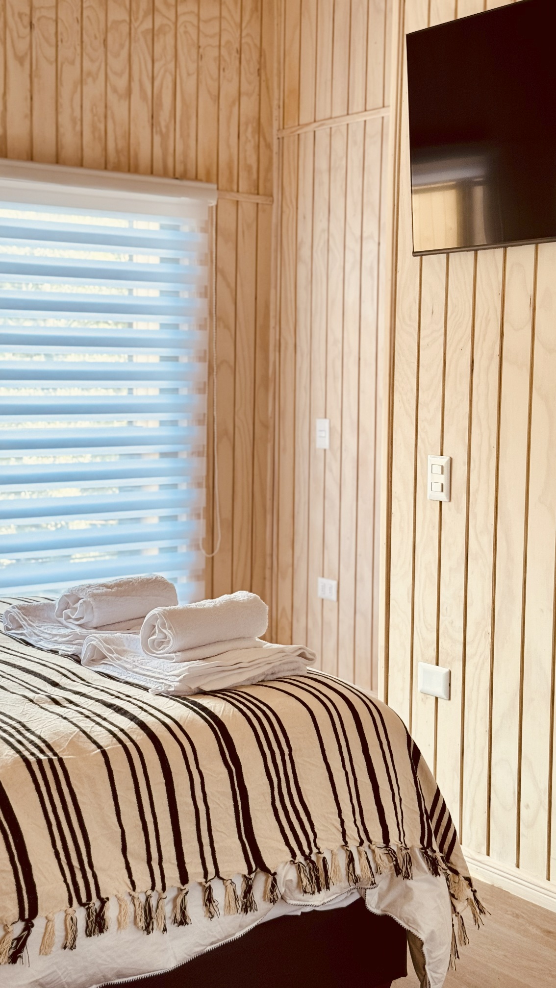 detalle dormitorio de madera aurora loft pucon