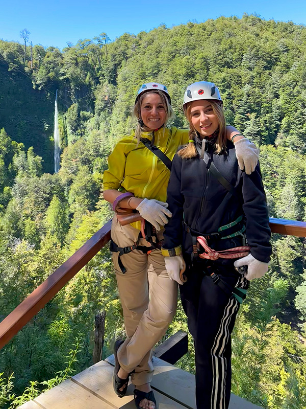 mujeres con vestimenta de trekking en un verde paisaje aurora loft pucon