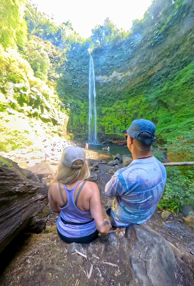 pareja mirando una cascada aurora loft pucon