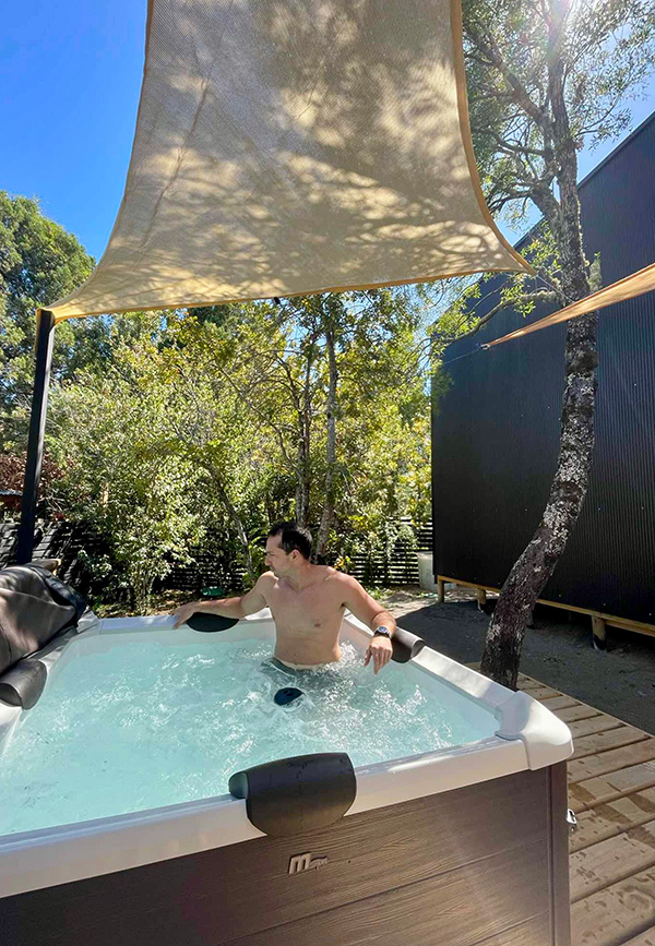 hombe bañandose en tinaja aurora loft pucon